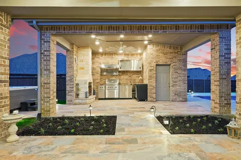 9800 Pikes Peak Pl, Oak Point, TX 75068