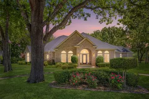 6200 Forest River Dr, Fort Worth, TX 76112