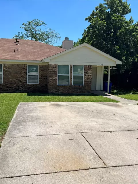800 Woodland Ct, Kennedale, TX 76060