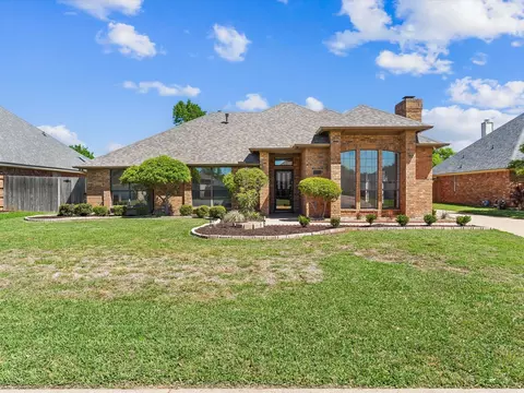 8825 Marti Ln, North Richland Hills, TX 76182