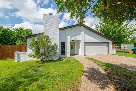 801 Oak Grove Rd E, Fort Worth, TX 76140