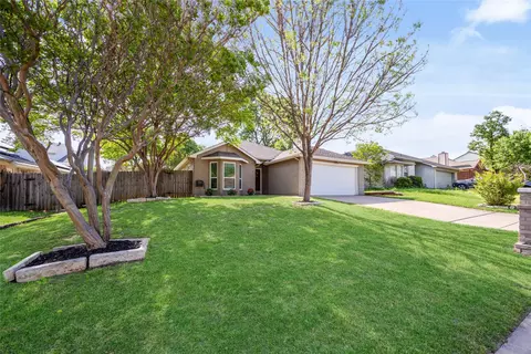 817 Voltamp Dr, Fort Worth, TX 76108