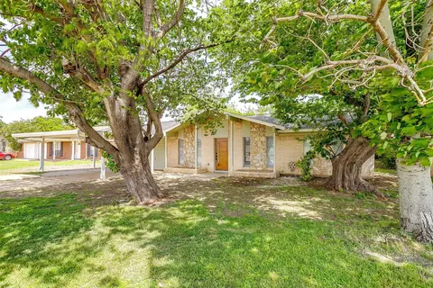 4521 Knowledge Dr, Haltom City, TX 76117