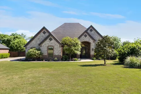 8220 St Johns Dr, Waxahachie, TX 75167