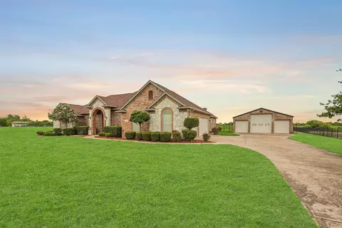 1310 Shadow Lakes Dr, Wills Point, TX 75169