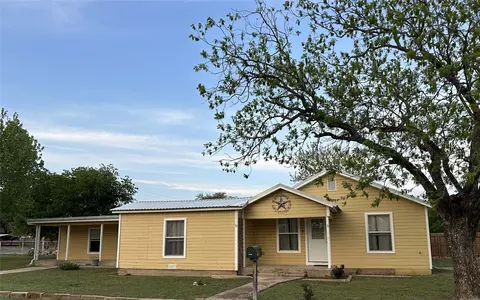 708 Barrow St, Goldthwaite, TX 76844