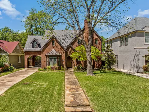 2552 Stadium Dr, Fort Worth, TX 76109
