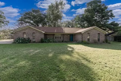 120 Donniebrook Dr, Palestine, TX 75803