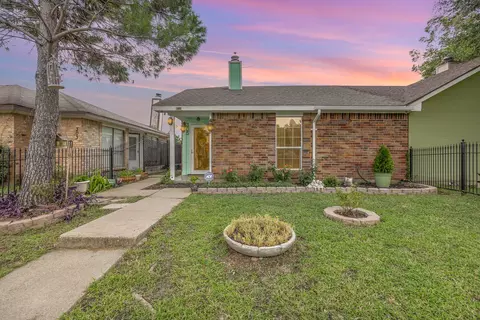 305 Gregory Ln, Grand Prairie, TX 75052