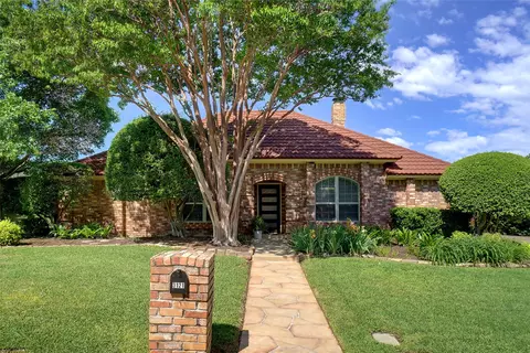 3121 Woodridge Dr, Hurst, TX 76054