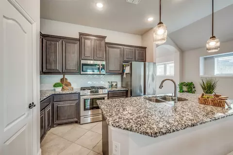 8700 White Rock Ln, Lantana, TX 76226