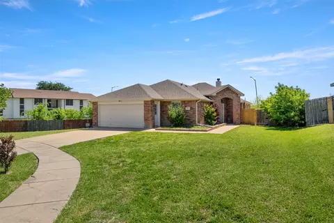 901 Timber Oaks Ct, Arlington, TX 76010
