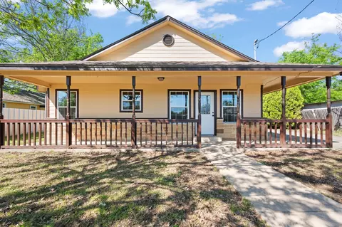 1103 Chase Ave, Cleburne, TX 76031