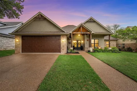 1204 N Davis St, West, TX 76691