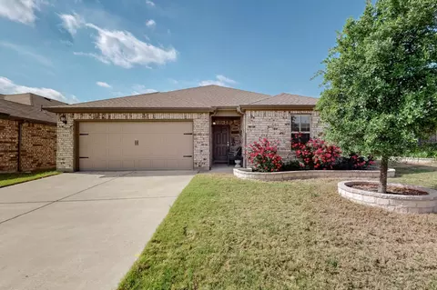 512 Bronze Forest Dr, Fort Worth, TX 76131
