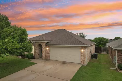955 La Sierra Dr, Crowley, TX 76036