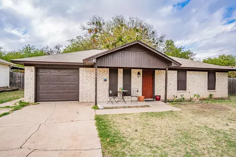 1424 W Torrey St, Granbury, TX 76048