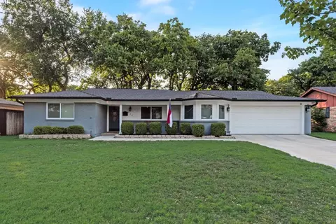 912 Oakwood Dr, Euless, TX 76040