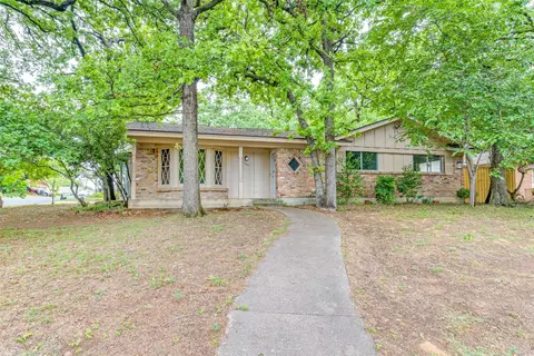 1001 Trailwood Dr, Hurst, TX 76053