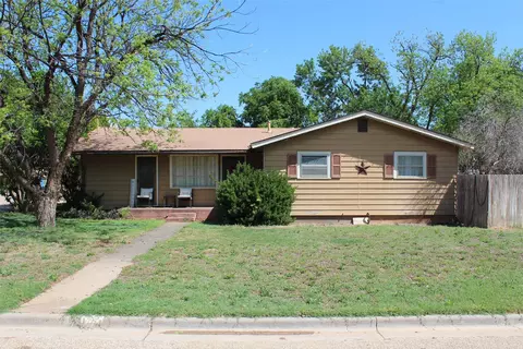 1281 W Eden St, Munday, TX 76371