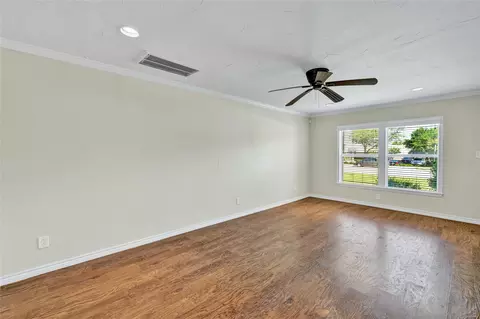 914 E Wall St, Grapevine, TX 76051 photo 8