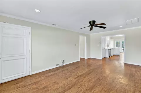 914 E Wall St, Grapevine, TX 76051 photo 9