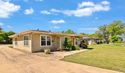 914 E Wall St, Grapevine, TX 76051 photo 3