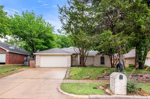 902 Parkhill Dr, Mansfield, TX 76063