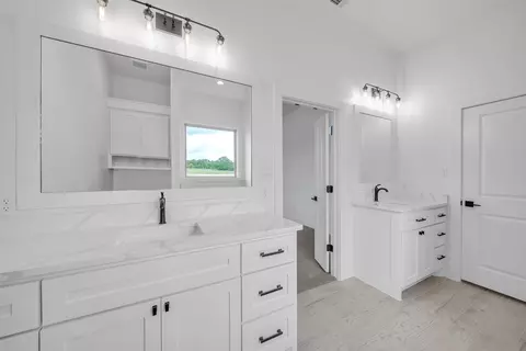 Bath - 4040 Westfork Way, Springtown, TX 76082 photo 3 of 4