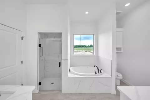 Bath - 4040 Westfork Way, Springtown, TX 76082 photo 4 of 4