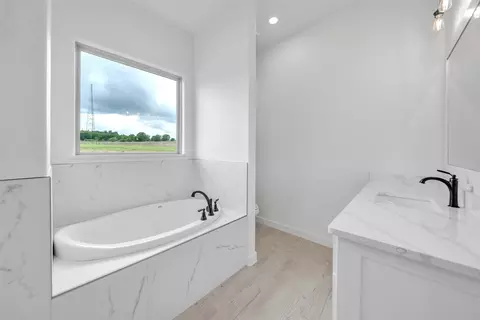 Bath - 4040 Westfork Way, Springtown, TX 76082 photo 2 of 4