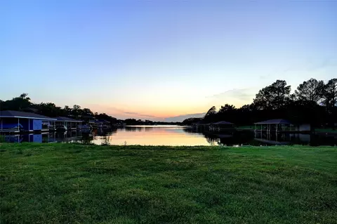 402 Kiowa Dr E, Lake Kiowa, TX 76240