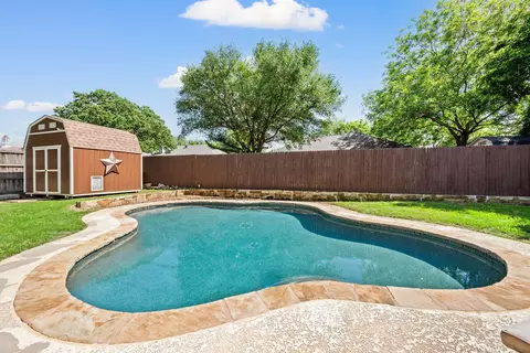 129 Montreal Dr, Hurst, TX 76054