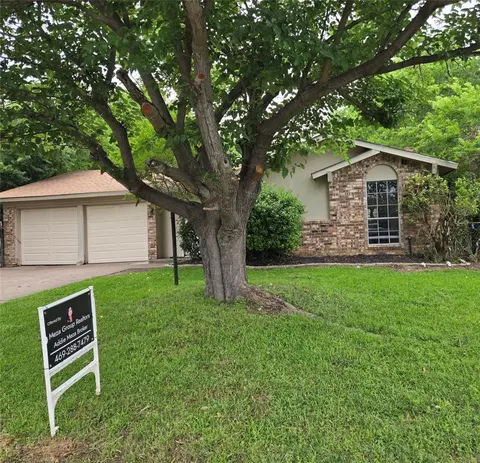 1718 Waggoner St, Grand Prairie, TX 75051