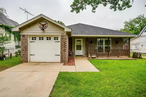 1307 N Robinson St, Cleburne, TX 76031