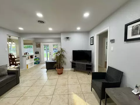 910 Clebud Dr, Euless, TX 76040 photo 4