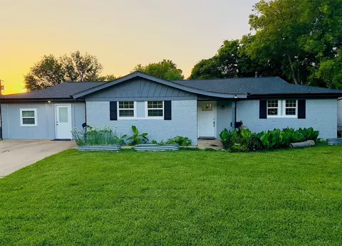 910 Clebud Dr, Euless, TX 76040