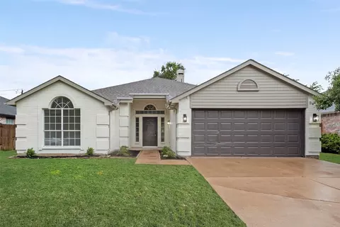 704 Blossomwood Dr, Arlington, TX 76017