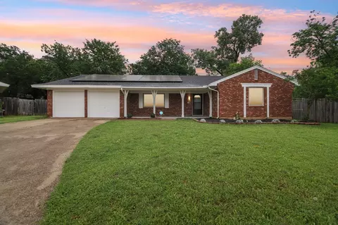 907 Pontiac Ct, Arlington, TX 76013