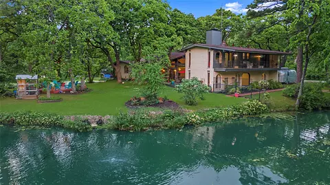 1709 Spring Lake Dr, Arlington, TX 76012