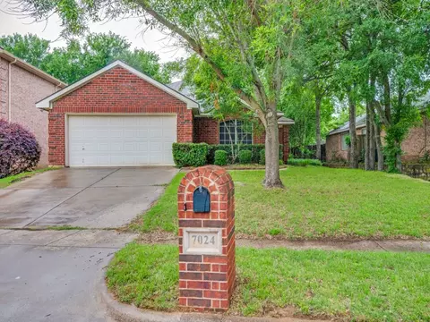 7024 Park Green Dr, Arlington, TX 76001