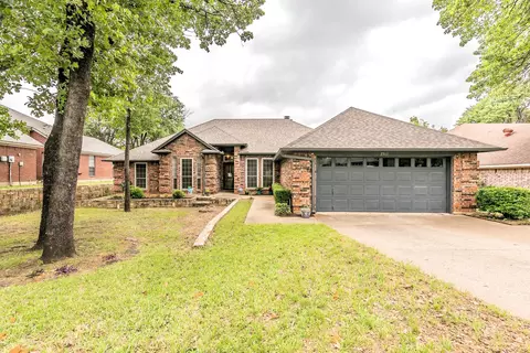 7917 Kendra Ln, North Richland Hills, TX 76182
