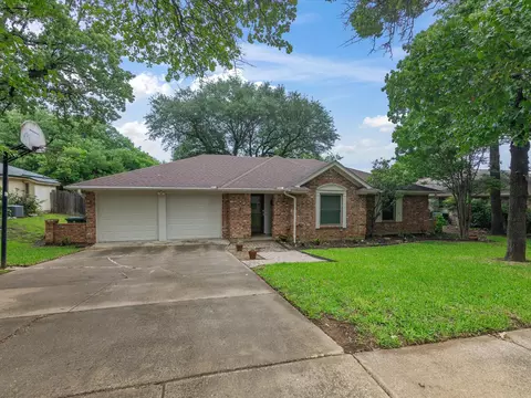 2920 Tangle Oaks Ct, Bedford, TX 76021