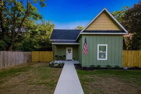 211 Pecan St, Waxahachie, TX 75165