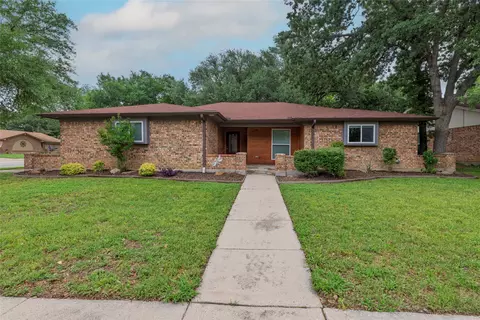 2601 Greenwood Ct, Bedford, TX 76021