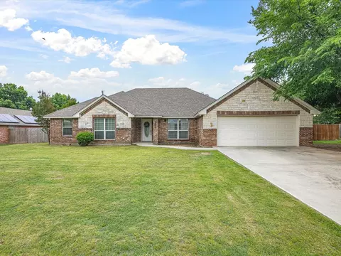 104 Ashley St, Alvord, TX 76225