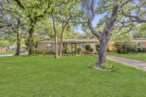 6324 Woodbine Dr, Fort Worth, TX 76112
