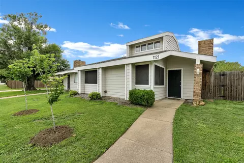 1121 Royalcrest Dr, Arlington, TX 76017