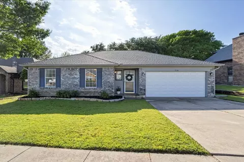 7116 Summerset Dr, Benbrook, TX 76126