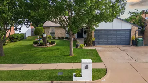 7015 Blackberry Dr, Arlington, TX 76016
